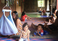 Iban-Familie in ihrem Longhouse auf Borneo