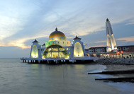 Blick auf die Straits Moschee an der Strasse von Malakka