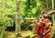 Blasrohrtraining mit Iban-Indianern auf Borneo